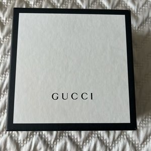 Black leather Gucci women’s belt with box and dust bag. Never worn.